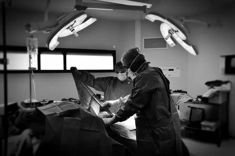 Chirurgiens orthopédistes au bloc opératoire lors d'une intervention du genou