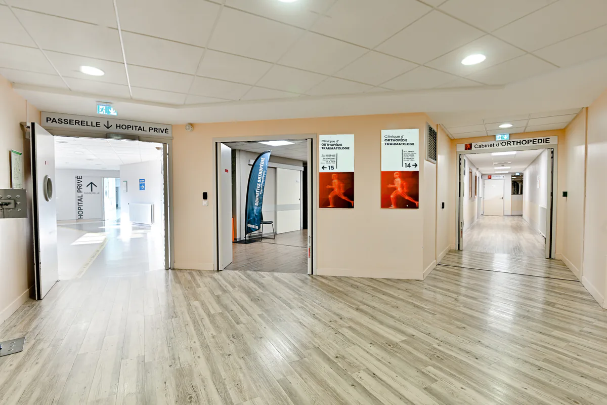 Passerelle reliant le Cabinet d'Orthopédie et l'Hôpital privé Arras Les Bonnettes, à Arras
