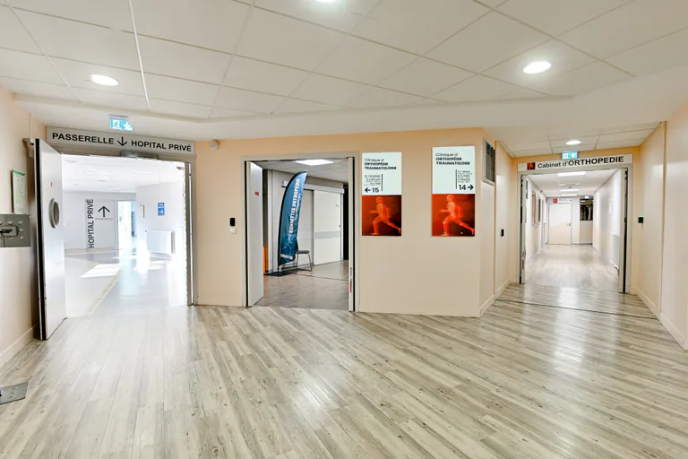 Passerelle reliant le Cabinet d'Orthopédie et l'Hôpital privé Arras Les Bonnettes, à Arras