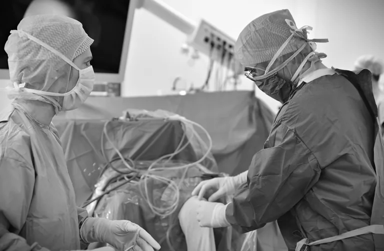 Le Dr Thibault Devaux et son équipe pendant une intervention au bloc opératoire