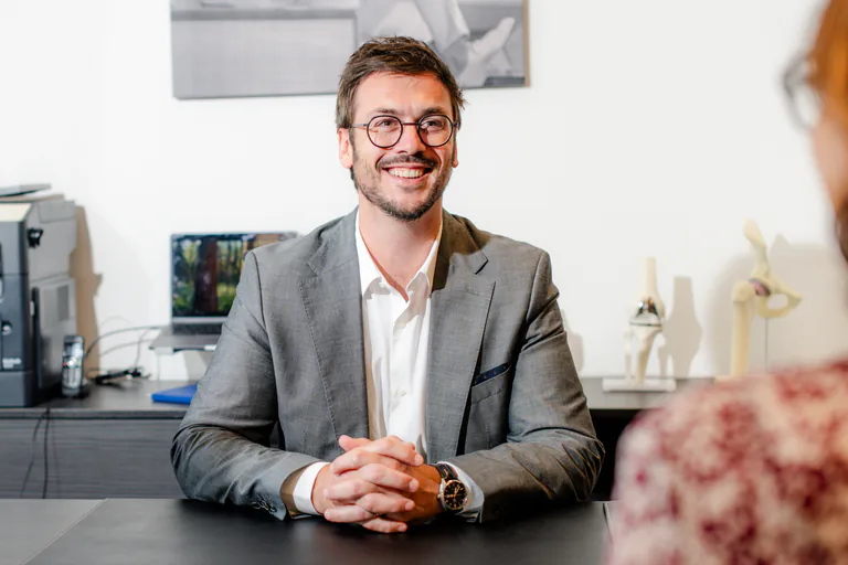 Le Dr Thibault Devaux en consultation à son cabinet d'Arras
