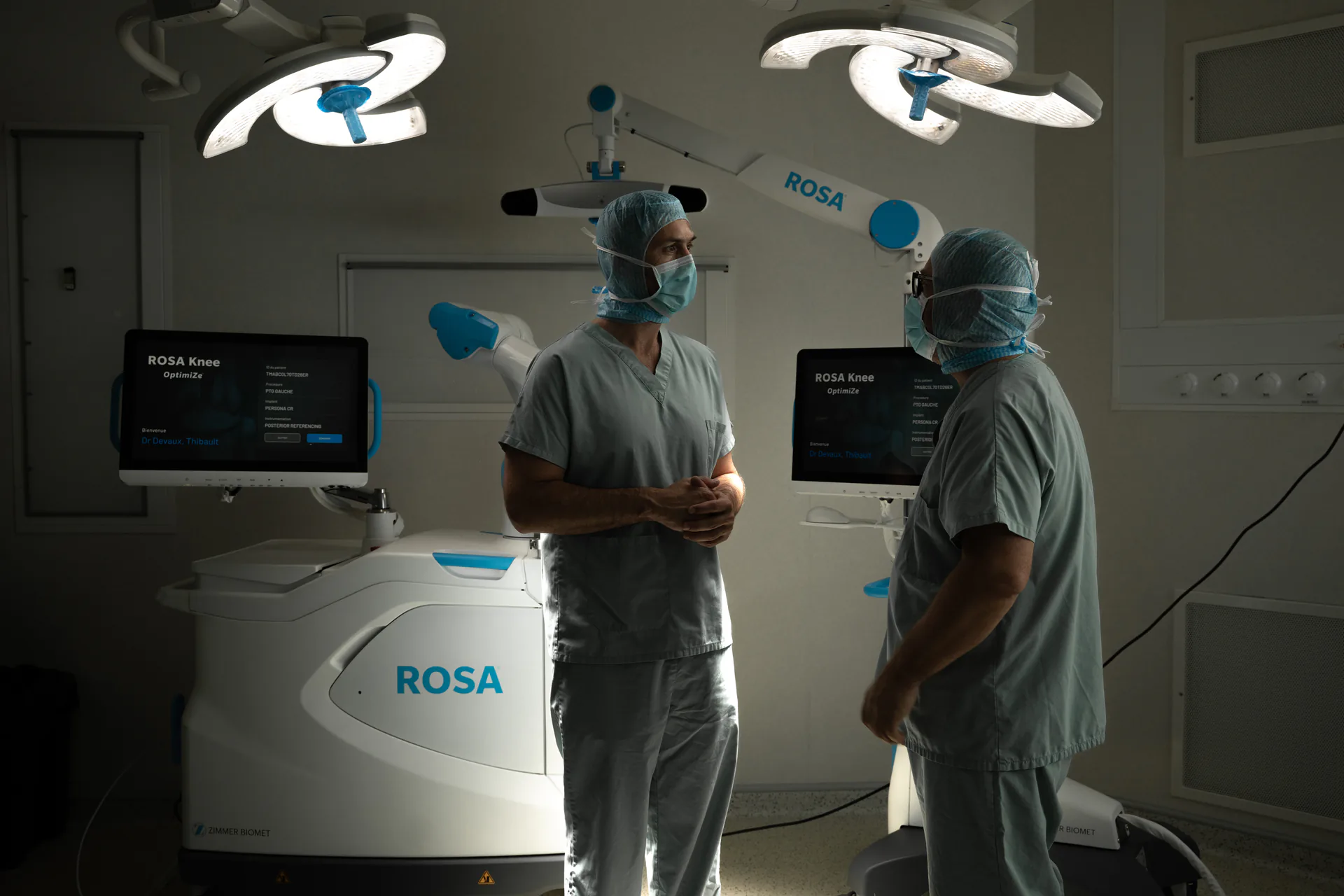 Le Dr Thibault Devaux en salle d'opération avec le robot ROSA à l'Hôpital privé Arras Les Bonnettes