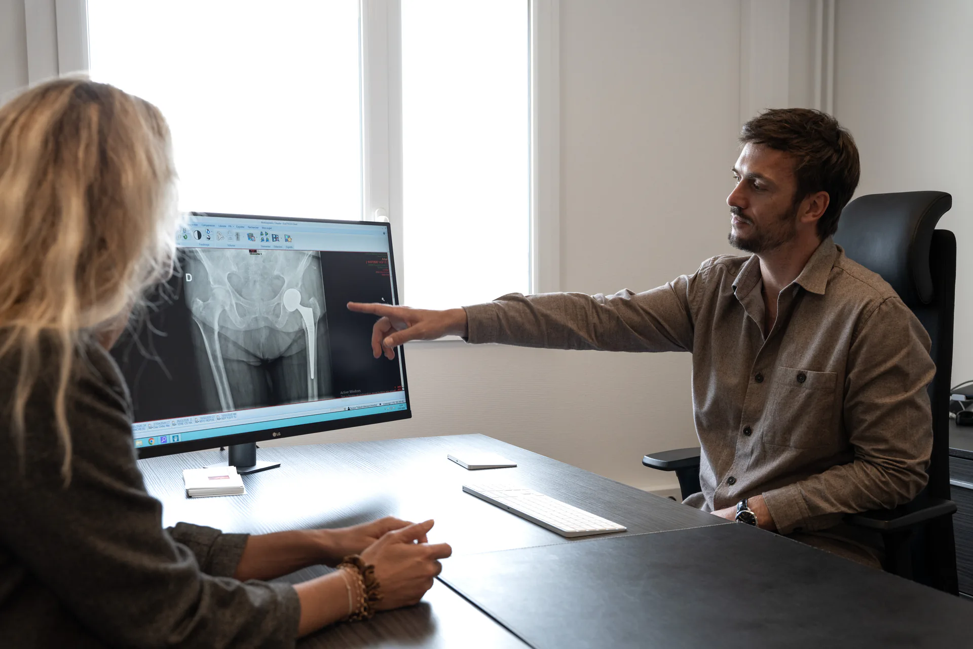 Le Dr Thibault Devaux en salle d'opération à l'Hôpital privé Arras Les Bonnettes