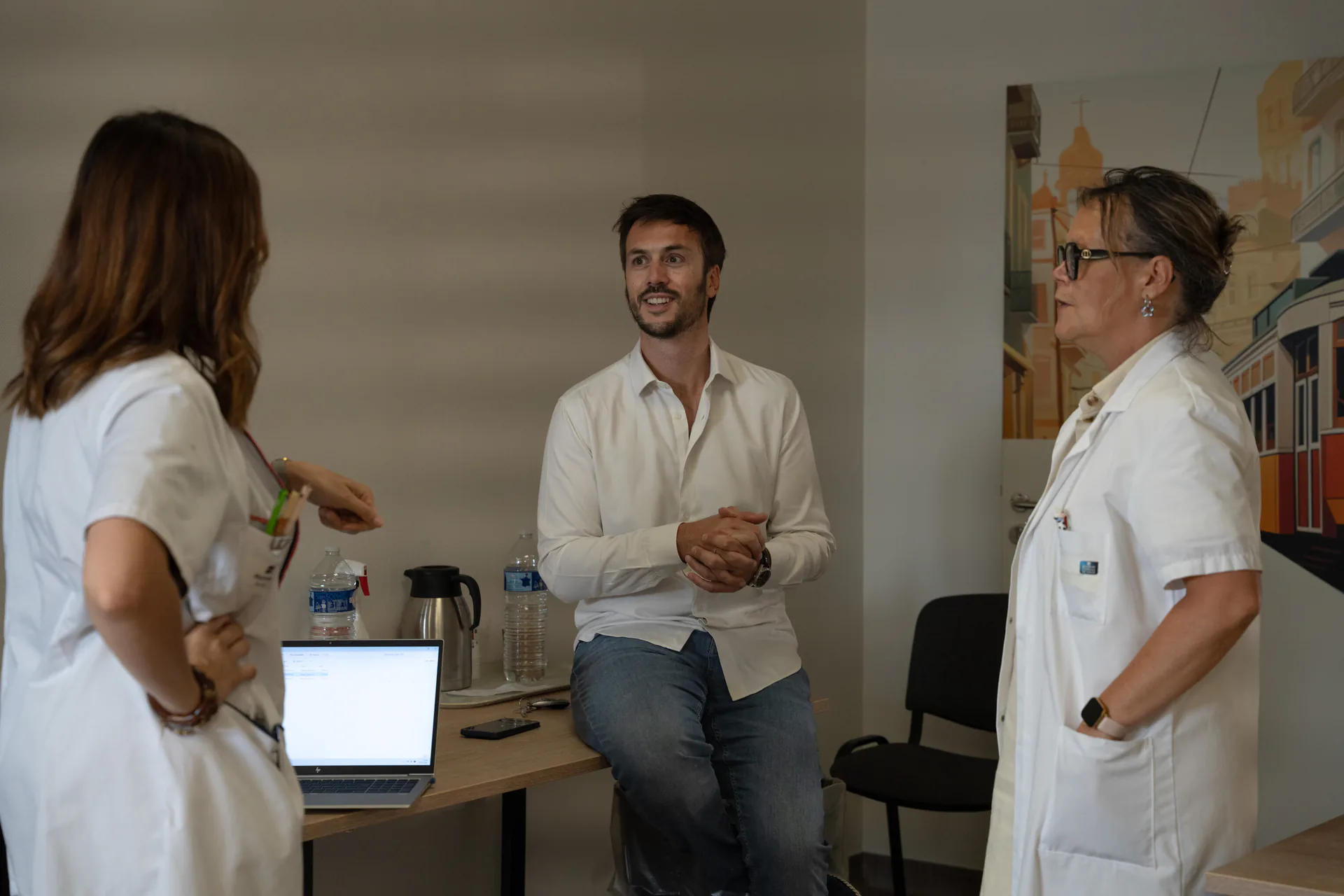 Le Dr Thibault Devaux échangeant avec son équipe soignante